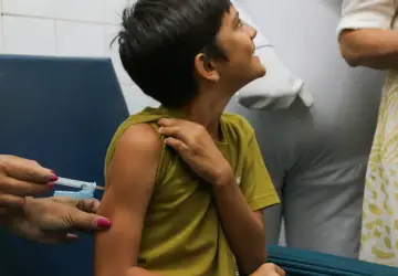 Vacinação contra a dengue no Rio de Janeiro chega à faixa de 13 e 14 anos